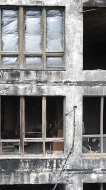 Ukrayna, Kyiv 'de yanmış ve yıkılmış bir evin dikey videosu