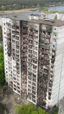 Ukrayna, Kyiv 'de yanmış ve yıkılmış bir evin dikey videosu