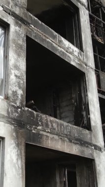 Ukrayna, Kyiv 'de yanmış ve yıkılmış bir evin dikey videosu