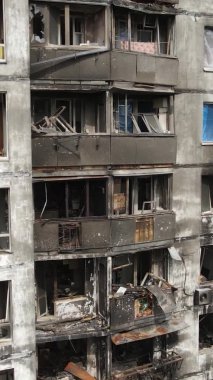 Ukrayna, Kyiv 'de yanmış ve yıkılmış bir evin dikey videosu