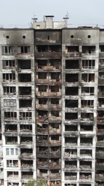 Ukrayna, Kyiv 'de yanmış ve yıkılmış bir evin dikey videosu