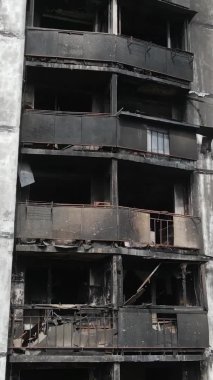 Ukrayna, Kyiv 'de yanmış ve yıkılmış bir evin dikey videosu