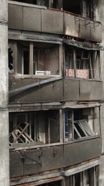Ukrayna, Kyiv 'de yanmış ve yıkılmış bir evin dikey videosu