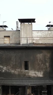 Ukrayna, Kyiv 'de yanmış ve yıkılmış bir evin dikey videosu