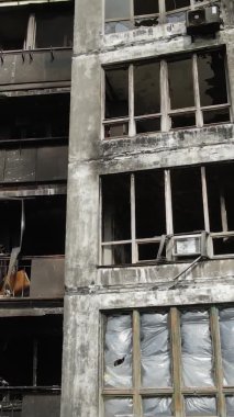 Ukrayna, Kyiv 'de yanmış ve yıkılmış bir evin dikey videosu