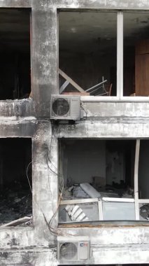 Ukrayna, Kyiv 'de yanmış ve yıkılmış bir evin dikey videosu