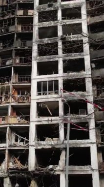 Ukrayna, Kyiv 'de yanmış ve yıkılmış bir evin dikey videosu