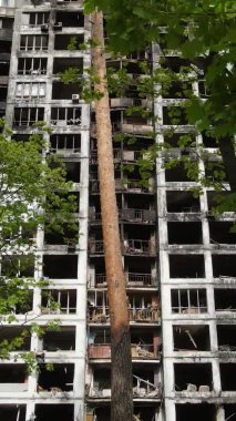 Ukrayna, Kyiv 'de yanmış ve yıkılmış bir evin dikey videosu