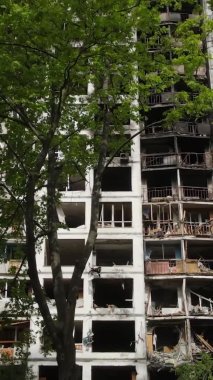 Ukrayna, Kyiv 'de yanmış ve yıkılmış bir evin dikey videosu