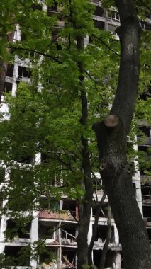 Ukrayna, Kyiv 'de yanmış ve yıkılmış bir evin dikey videosu