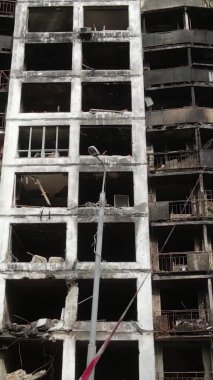 Ukrayna, Kyiv 'de yanmış ve yıkılmış bir evin dikey videosu