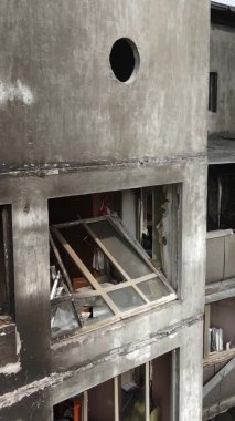 Ukrayna, Kyiv 'de yanmış ve yıkılmış bir evin dikey videosu