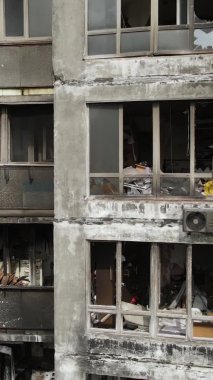 Ukrayna, Kyiv 'de yanmış ve yıkılmış bir evin dikey videosu