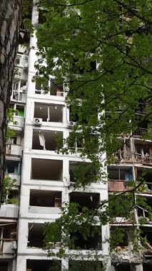 Ukrayna, Kyiv 'de yanmış ve yıkılmış bir evin dikey videosu