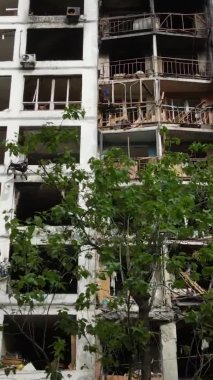 Ukrayna, Kyiv 'de yanmış ve yıkılmış bir evin dikey videosu