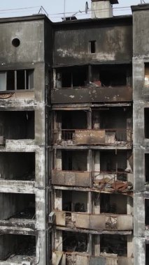 Ukrayna, Kyiv 'de yanmış ve yıkılmış bir evin dikey videosu