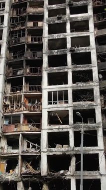 Ukrayna, Kyiv 'de yanmış ve yıkılmış bir evin dikey videosu