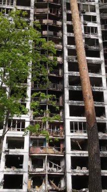 Ukrayna, Kyiv 'de yanmış ve yıkılmış bir evin dikey videosu