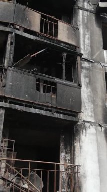 Ukrayna, Kyiv 'de yanmış ve yıkılmış bir evin dikey videosu