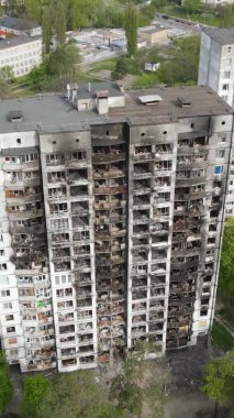 Ukrayna, Kyiv 'de yanmış ve yıkılmış bir evin dikey videosu