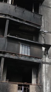 Ukrayna, Kyiv 'de yanmış ve yıkılmış bir evin dikey videosu