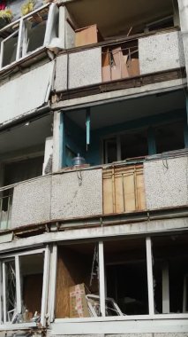 Ukrayna, Kyiv 'de yanmış ve yıkılmış bir evin dikey videosu