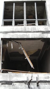 Ukrayna, Kyiv 'de yanmış ve yıkılmış bir evin dikey videosu