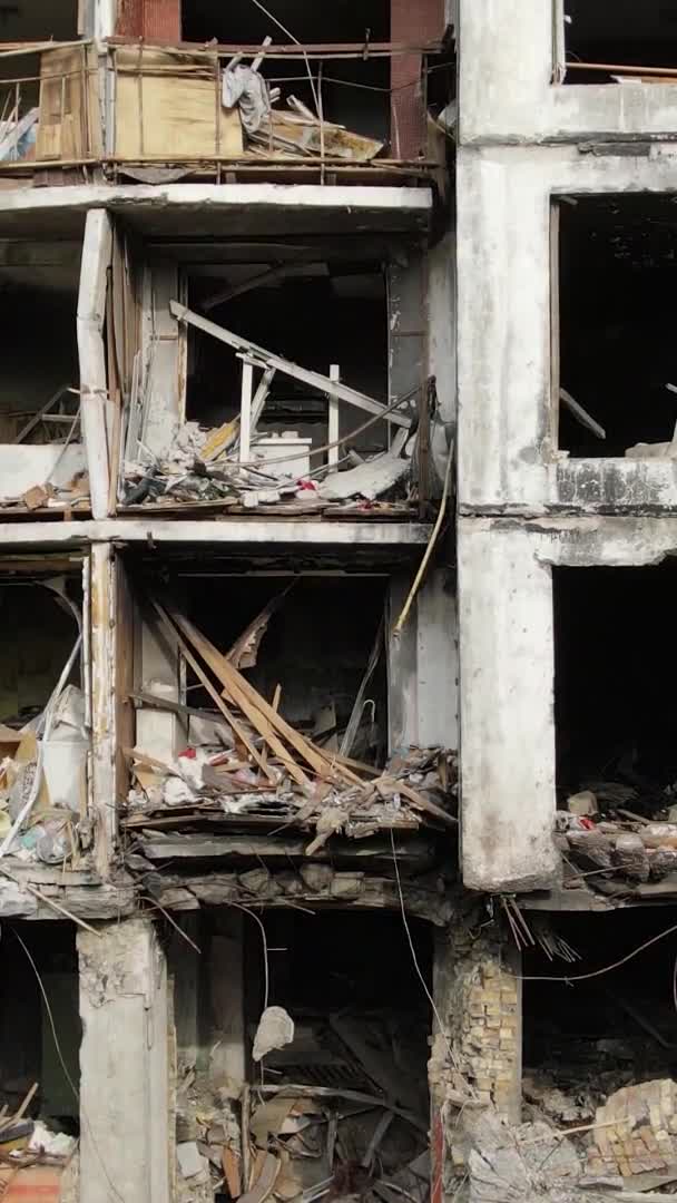 乌克兰基辅一座被烧毁房屋的垂直录像 — 图库视频影像