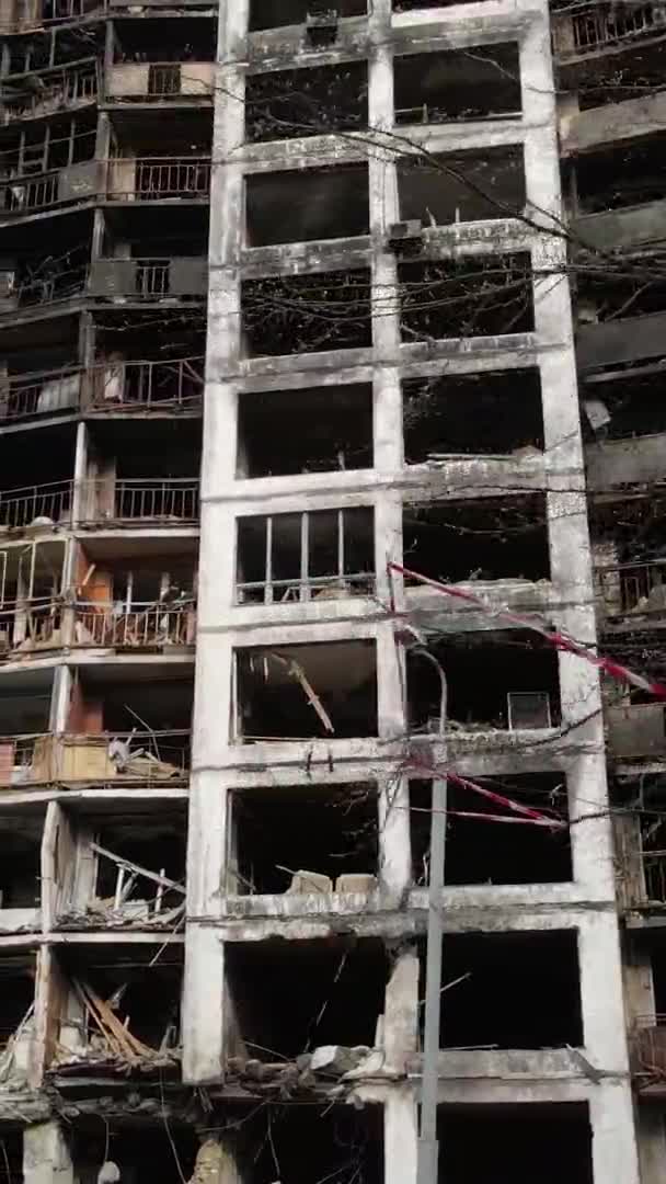 Κάθετο Βίντεο Ενός Καμένου Και Κατεστραμμένου Σπιτιού Στο Κίεβο Της — Αρχείο Βίντεο