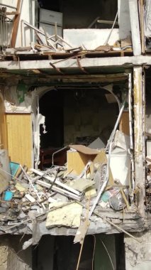 Ukrayna, Kyiv 'de yanmış ve yıkılmış bir evin dikey videosu