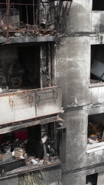Ukrayna, Kyiv 'de yanmış ve yıkılmış bir evin dikey videosu