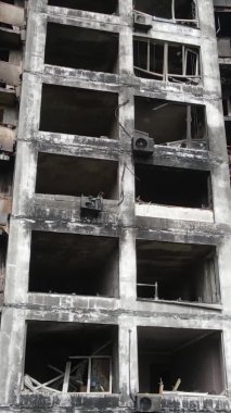 Ukrayna, Kyiv 'de yanmış ve yıkılmış bir evin dikey videosu