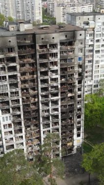 Ukrayna, Kyiv 'de yanmış ve yıkılmış bir evin dikey videosu