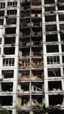 Ukrayna, Kyiv 'de yanmış ve yıkılmış bir evin dikey videosu