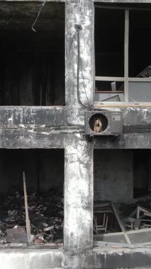 Ukrayna, Kyiv 'de yanmış ve yıkılmış bir evin dikey videosu