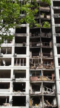 Ukrayna, Kyiv 'de yanmış ve yıkılmış bir evin dikey videosu