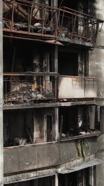 Ukrayna, Kyiv 'de yanmış ve yıkılmış bir evin dikey videosu