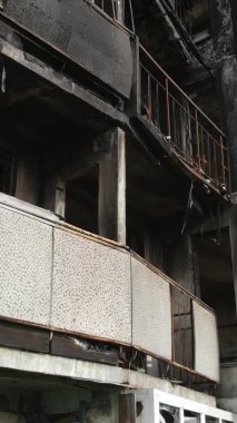 Ukrayna, Kyiv 'de yanmış ve yıkılmış bir evin dikey videosu