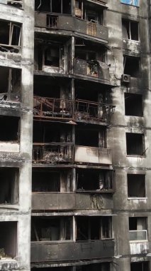 Ukrayna, Kyiv 'de yanmış ve yıkılmış bir evin dikey videosu