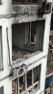 Ukrayna, Kyiv 'de yanmış ve yıkılmış bir evin dikey videosu