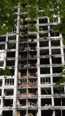 Ukrayna, Kyiv 'de yanmış ve yıkılmış bir evin dikey videosu