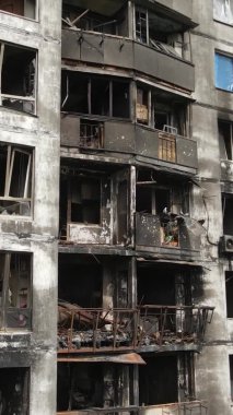 Ukrayna, Kyiv 'de yanmış ve yıkılmış bir evin dikey videosu