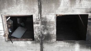 Ukrayna, Kyiv 'de yanmış ve yıkılmış bir evin dikey videosu