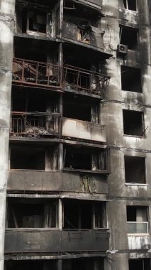 Ukrayna, Kyiv 'de yanmış ve yıkılmış bir evin dikey videosu