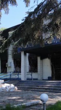 Borodyanka, Ukrayna 'da yıkılmış bir polis karakolunun dikey videosu