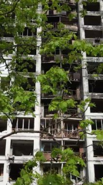 Ukrayna, Kyiv 'de yanmış ve yıkılmış bir evin dikey videosu