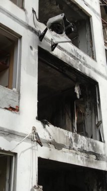 Ukrayna, Kyiv 'de yanmış ve yıkılmış bir evin dikey videosu