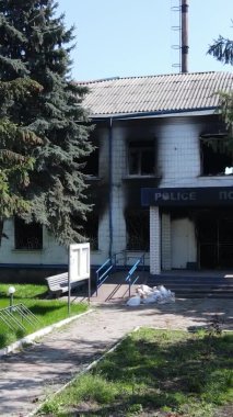 Borodyanka, Ukrayna 'da yıkılmış bir polis karakolunun dikey videosu