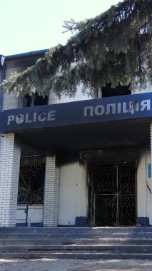 Borodyanka, Ukrayna 'da yıkılmış bir polis karakolunun dikey videosu