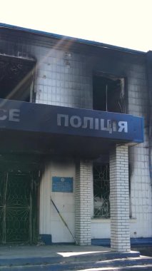 Borodyanka, Ukrayna 'da yıkılmış bir polis karakolunun dikey videosu